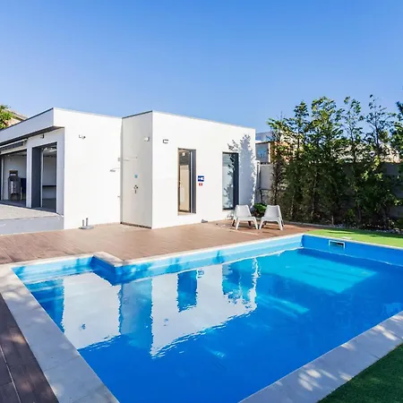 Gil - Luxurious V5 W Pool By Lovelystay *